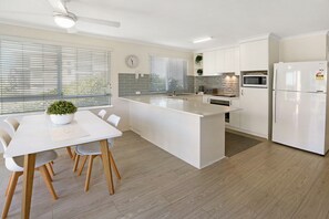 Standard Apartment | Living area | Flat-screen TV - MAINSAIL8 - Mooloolaba Beach (Mooloolaba)
