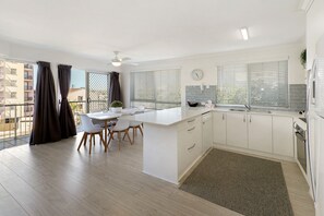 Standard Apartment | Private kitchen | Full-size fridge, microwave, oven, stovetop - MAINSAIL8 - Mooloolaba Beach (Mooloolaba)