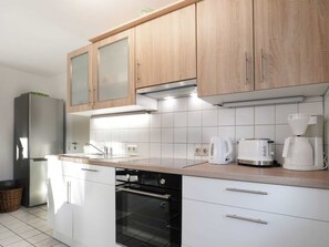 Kühlschrank, Mikrowelle, Ofen, Wasserkocher mit Kaffee-/Teezubehör