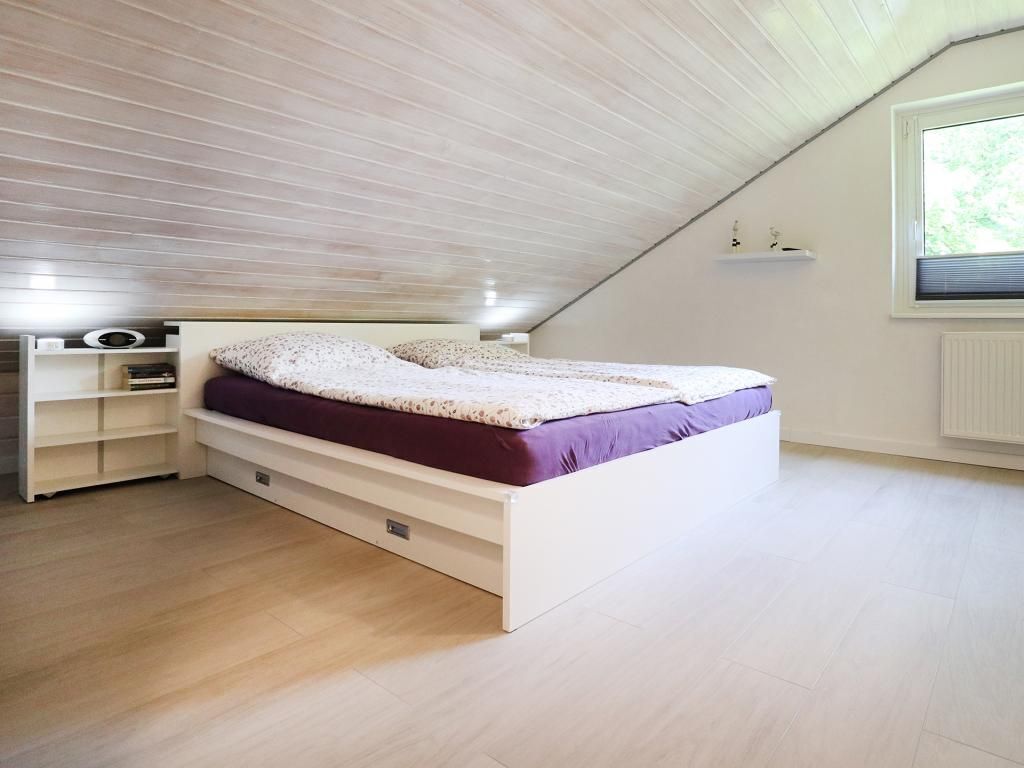 2 slaapkamers, een strijkplank/strijkijzer, reisbedje