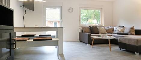 Televisión y chimenea