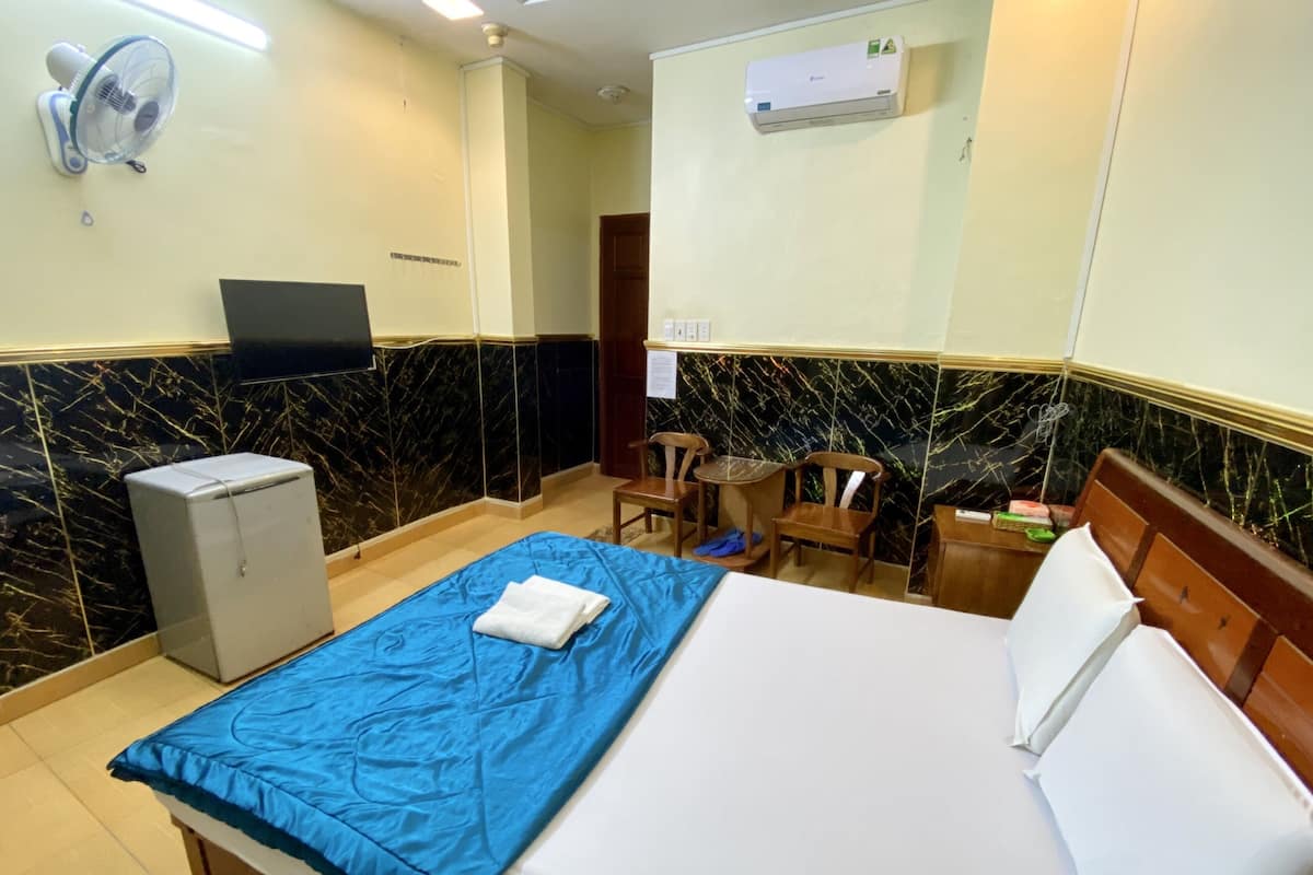 Double Room | 1 bedroom, desk, laptop workspace, blackout curtains