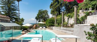 Villa Aristocratique avec Piscine Privée et Jardin Luxuriant