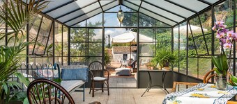 Villa Aristocratique avec Piscine Privée et Jardin Luxuriant