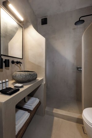 Shower, hair dryer, towels, soap - Superior Villa With Private Pool & Sea View (Santorini)