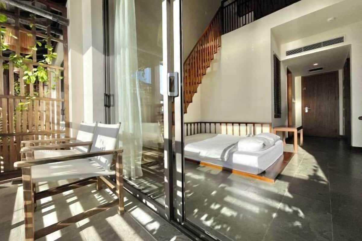 1 bedroom, hypo-allergenic bedding, down comforters, minibar
