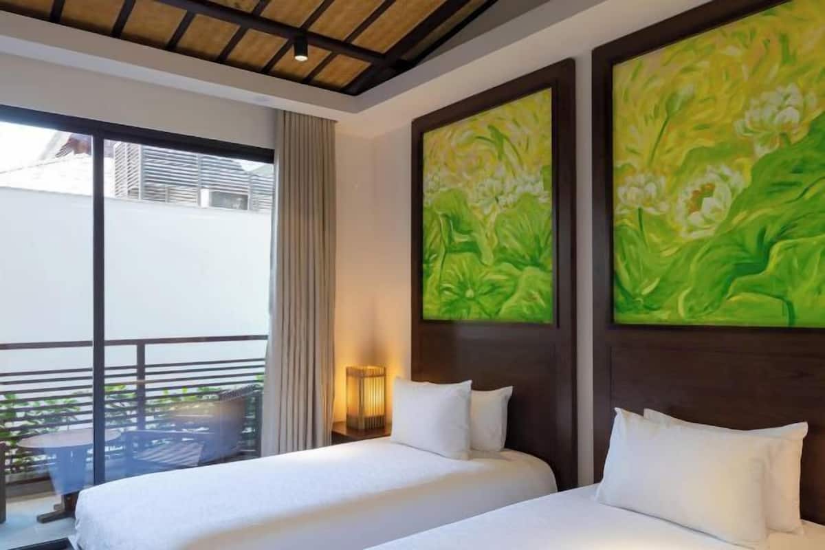1 bedroom, hypo-allergenic bedding, down comforters, minibar