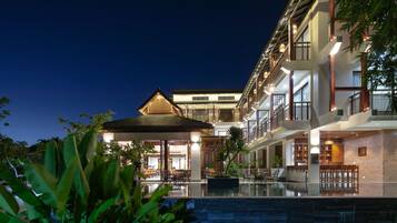 Petit déjeuner, déjeuner et dîner servis sur place