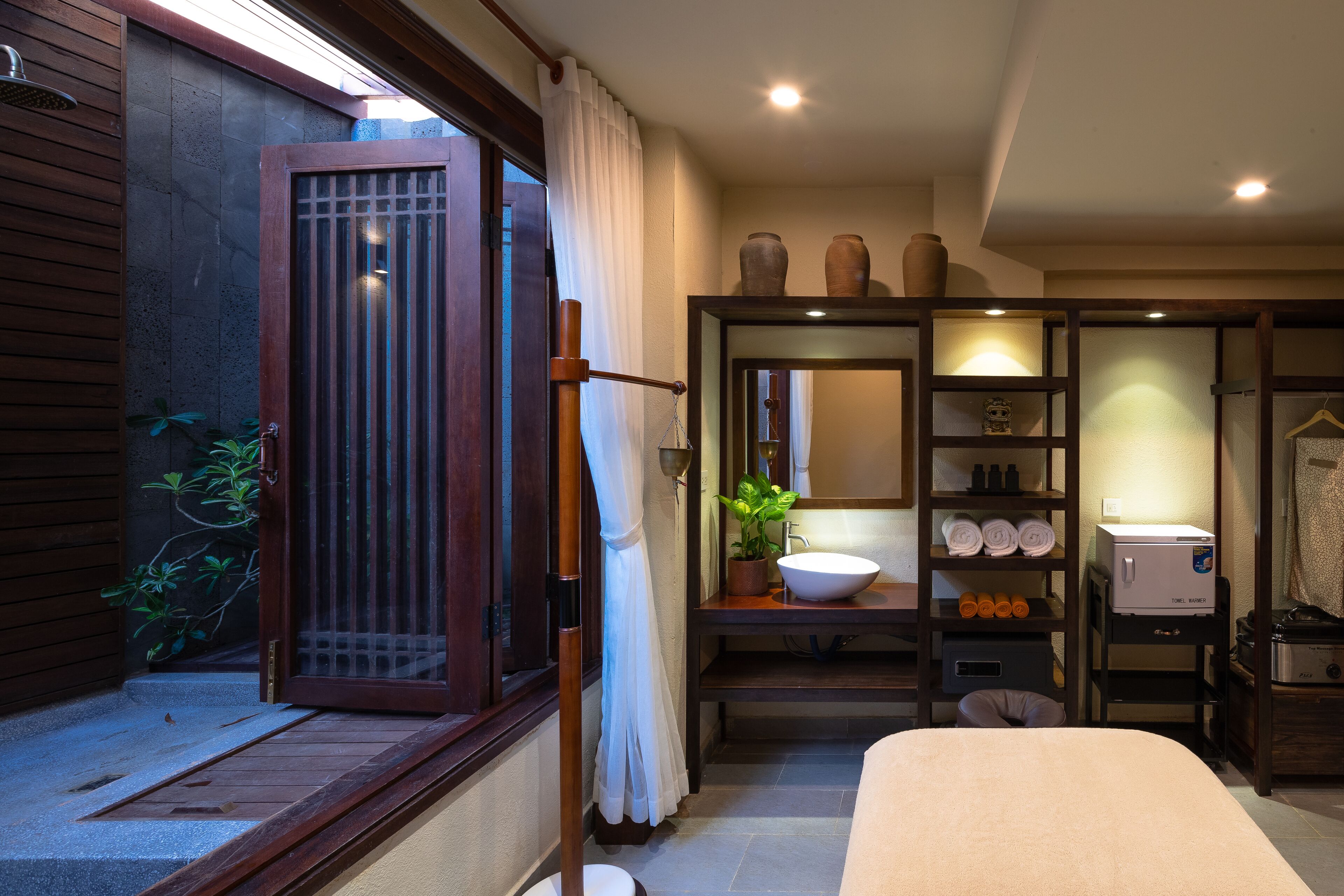 Couples treatment room(s), body treatments, Swedish massages