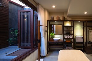 Couples treatment room(s), body treatments, Swedish massages