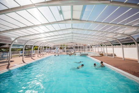 Indoor pool. Camping Les Brillas