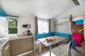 Mobile Home, 4 chambres (Quattro) | Cuisine privée | Grand réfrigérateur, micro-ondes, four, plaque de cuisson