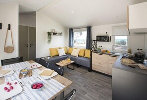 Maison mobile Prestige, 4 chambres, 2 salles de bains | Aire de séjour | Téléviseur à écran plat, table de baby-foot, table de ping-pong