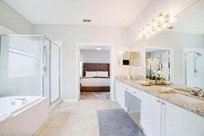 Huis (6 Bedrooms) | Badkamer | Een haardroger, handdoeken