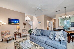 Villa (4 Bedrooms) | Living room