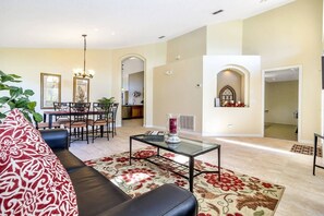 Tv, en tv-spelskonsol och bordsfotboll