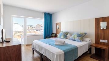 Superior tweepersoonskamer, balkon | Een minibar, een bureau, verduisterende gordijnen, gratis wifi