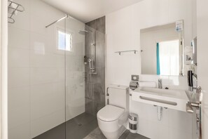 Family Room, Balcony, Sea View | Bathroom | Shower, free toiletries, hair dryer, towels - Hostal Neptuno (Calvia)