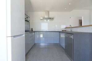 Réfrigérateur, micro-ondes, four, lave-vaisselle