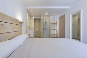 3 bedrooms, iron/ironing board, travel cot, free WiFi