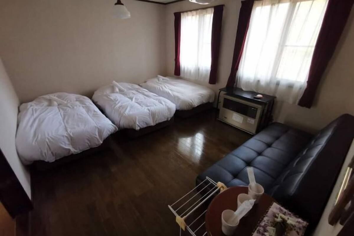 WiFi (free), bed sheets