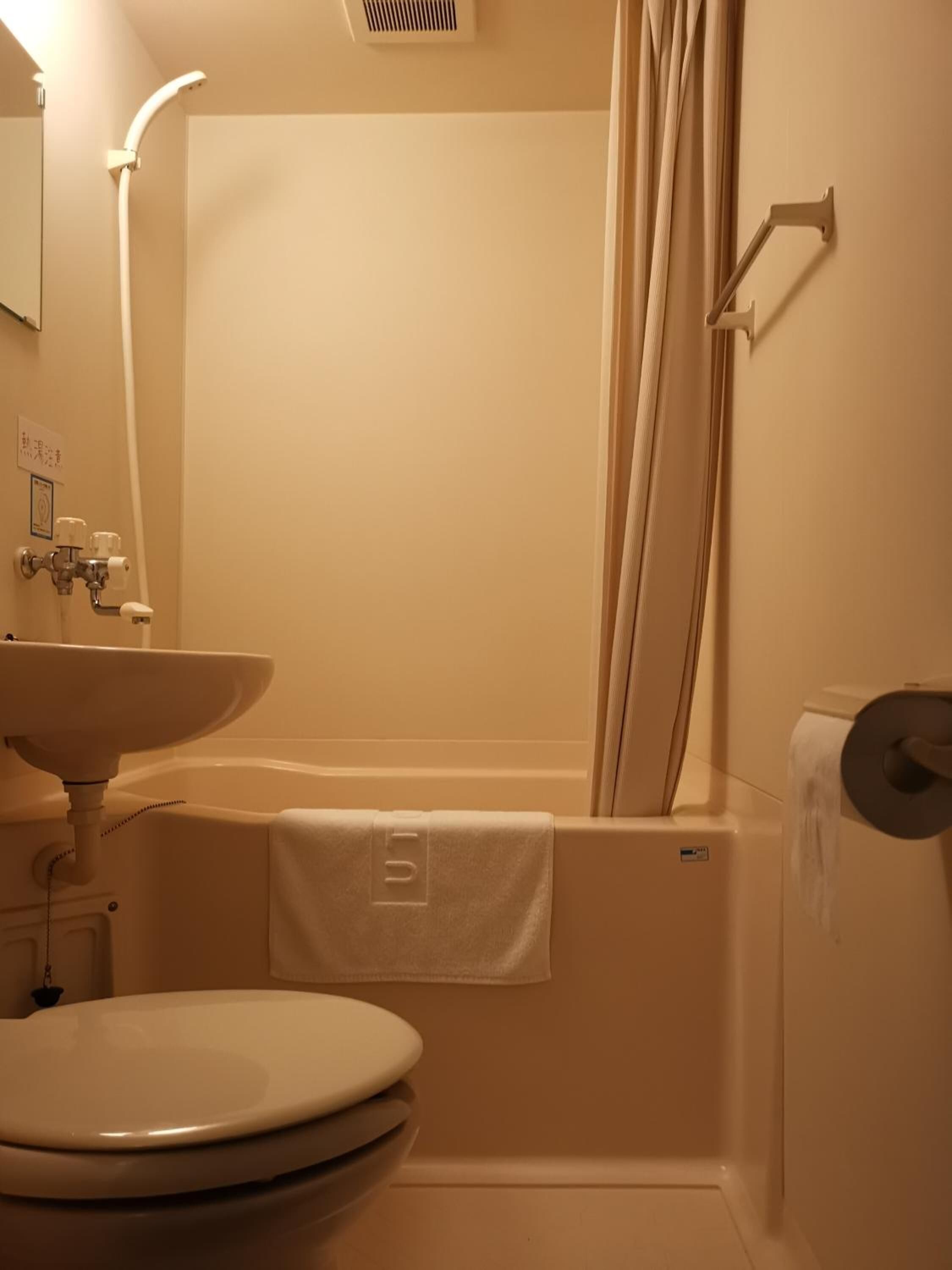 A bathroom with a bathtub, toilet, and sink.