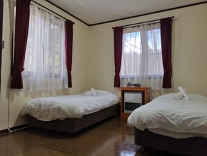 Basic tvåbäddsrum - delat badrum (with Private Toilet) | Gratis wi-fi och sängkläder