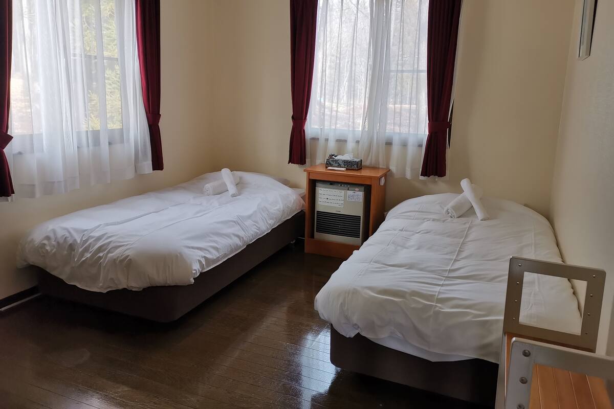 Twin Room with Private Toilet | WiFi (free), bed sheets