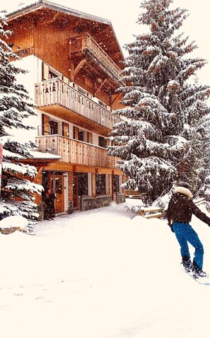 A multi-story wooden building with balconies, surrounded by snow-covered trees. - Chalet Alpe à l'Alpe HUEZ -Jacuzzi Sauna -12P -5 Rooms 5 SDB (L'Alpe d'Huez)