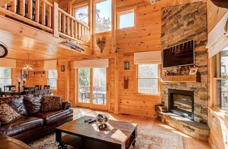 TV, fireplace, table tennis. 489O Beautiful modern log home on 17 acres close to skiing, private, views, fire pit, Ping Pong, AC!