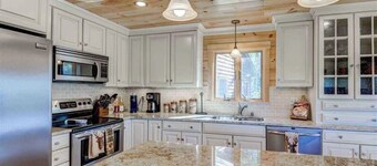 489O Beautiful modern log home on 17 acres close to skiing, private, views, fire pit, Ping Pong, AC!