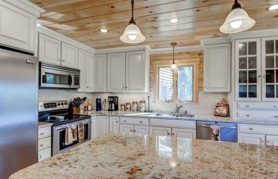 489O Beautiful modern log home on 17 acres close to skiing, private, views, fire pit, Ping Pong, AC!