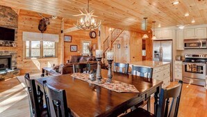 Ein geräumiges Holzhaus-Interieur mit Essbereich, Küche und Wohnzimmer.