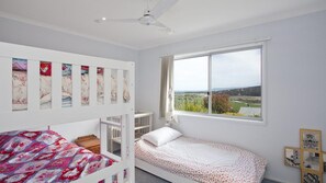 5 Schlafzimmer, Bügeleisen/Bügelbrett
