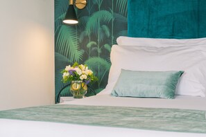 Driepersoonskamer (Private External Bathroom) | Donsdekens, een minibar, een kluis op de kamer, verduisterende gordijnen