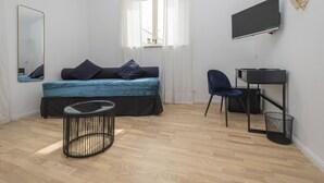 Camera Tripla con Bagno Privato Esterno | Copriletto in piuma, minibar, una cassaforte in camera, tende oscuranti