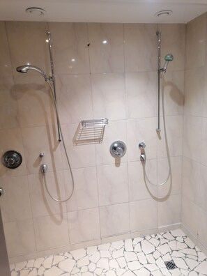 Secadora de cabello, toallas, papel de baño 