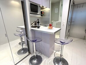 Frigorífico, microondas, placa de cocina y utensilios de cocina