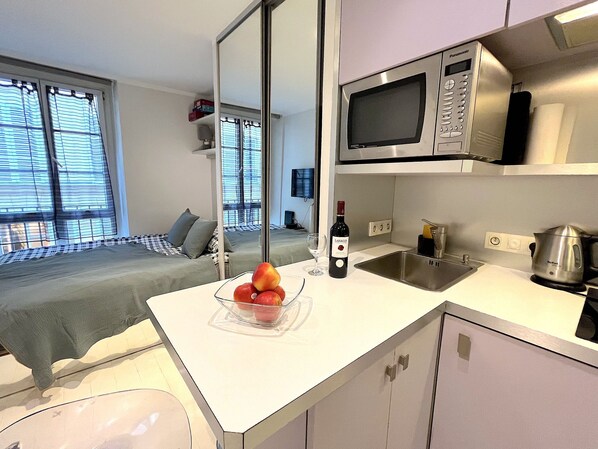 Frigorífico, microondas, placa de cocina y utensilios de cocina