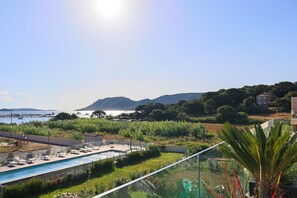 Una piscina al aire libre, una piscina climatizada