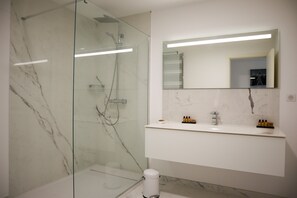 Bathtub, hair dryer, towels