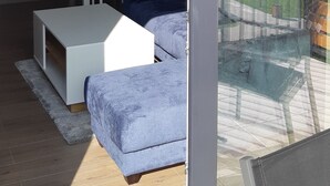 Un appartement moderne doté d’un balcon, d’un coin repas et d’une cuisine.