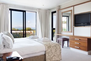 2 bedrooms, in-room safe, WiFi, bed sheets - Luxurious Seafront Apartment in the Heart of Historic Hermanus (Hermanus)