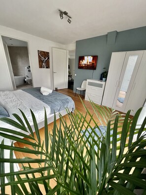 4 bedrooms, iron/ironing board, travel cot, free WiFi