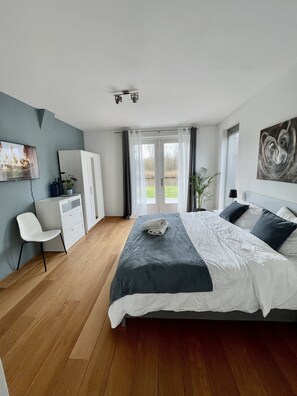 4 slaapkamers, een strijkplank/strijkijzer, reisbedje, gratis wifi