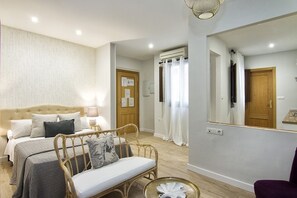 1 habitación y tabla de planchar con plancha 