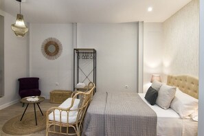 1 chambre, fer et planche à repasser