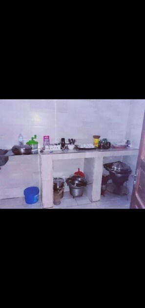 Full-sized fridge, microwave, oven, stovetop