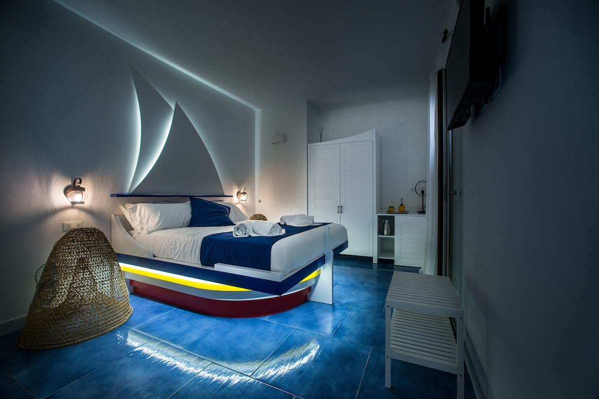 Deluxe-Doppelzimmer, Meerblick | Kostenlose Minibar, Zimmersafe, Schreibtisch, Verdunkelungsvorhänge