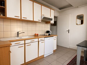 Kühlschrank, Mikrowelle, Herdplatte, Geschirrspüler